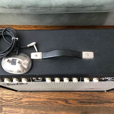 Fender "Custom" Vibrolux Reverb 40-Watt 2x10" Guitar Combo 1996 - 2013 - Black image 2
