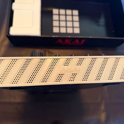 Akai MPC Live II Standalone Sampler / Sequencer Retro Edition 2020 - Present - Grey image 8