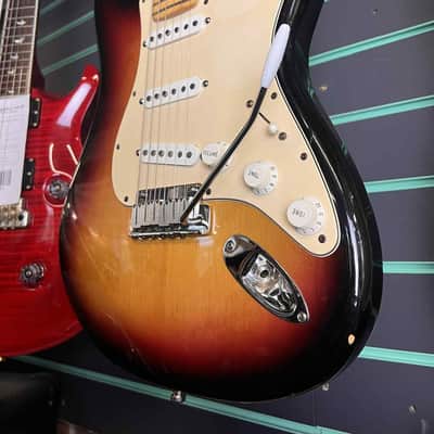 Fender American Standard Stratocaster 3-Color Sunburst 2004 Electric Guitar image 5