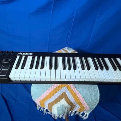 Alesis V49 49-Key USB MIDI Controller with Beat Pads 2017 - 2022 - Black