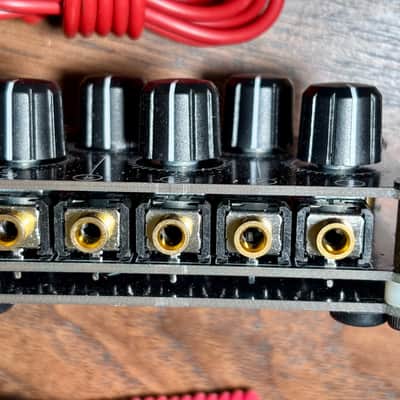 Mini mixer plus a whole grip of mini cables image 3