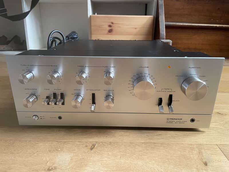 Pioneer SA-9500 80-Watt Stereo Solid-State Integrated Amplifier 1975 - 1979 - Silver