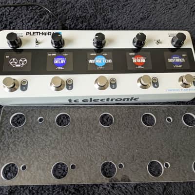TC Electronic Plethora X5 TonePrint Multi-Effects Pedalboard 2020 - Present - White image 1