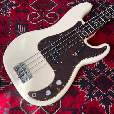 Mojo Dojo – Olympic White Precision Bass – AV II Neck – Custom Shop Pickup – PLEK + Pro Setup – Excellent Player image 11