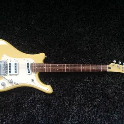 Yamaha SGV300 Yellow image 2