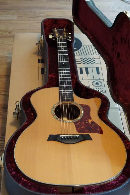 Taylor 714ce  2010 - Natural image 1