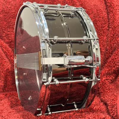 Ludwig LU6514C Universal Brass 6.5x14" Snare Drum with Triple Flange Hoops 2022 - Present - Black Nickel over Brass with Chrome Hardware image 4