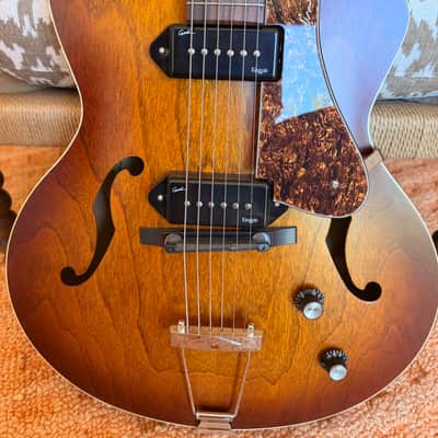 Godin 5th Avenue CW Kingpin II - Cognac Burst image 2
