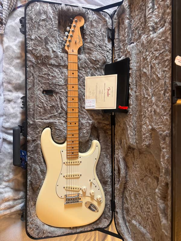 Fender American Professional II Stratocaster with Maple Fretboard 2020 - Present - Olympic White