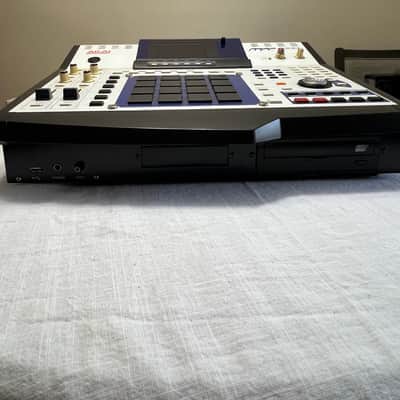 Akai MPC4000 Music Production Center 2002 - 2007 - White image 2