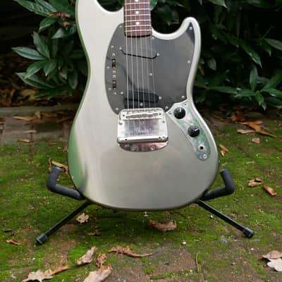 Fender Mustang – Atomic Silver – Matching Body, Neck & Headstock – CIJ - Rubber Bridge - VIDEO image 3