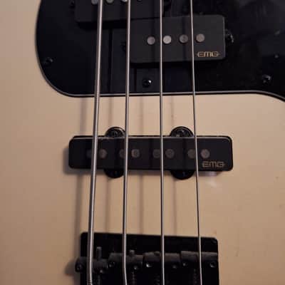 Fender Artist Series Duff McKagan Deluxe Precision Bass with Rosewood Fretboard 2019 - Present - White Pearl image 2