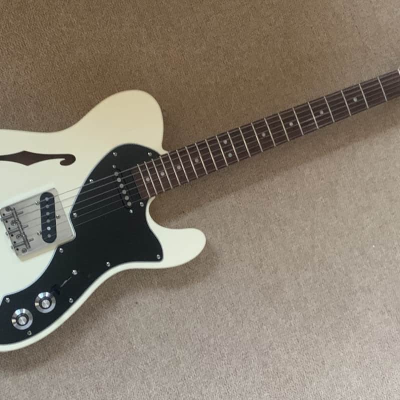 Squier Telecaster Thinline, Laurel Fingerboard, Black Pickguar…