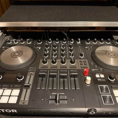 Traktor Kontrol S4 MK3 2018 - Black image 2