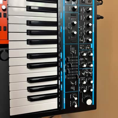 Novation Bass Station II 25-Key Monophonic Synthesizer 2013 - Present - Black