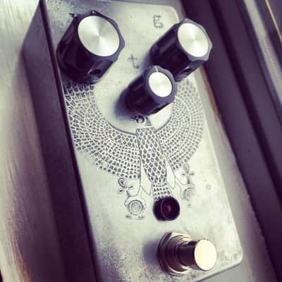 Greyscale Amulet bass overdrive Bild 4