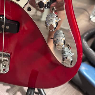 Fender 1999 American deluxe jazz bass 1999 - candy apple (cherry) Red image 13