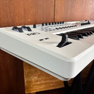 Roland FANTOM-06 Synthesizer Keyboard Limited Edition White w/ gig bag image 5
