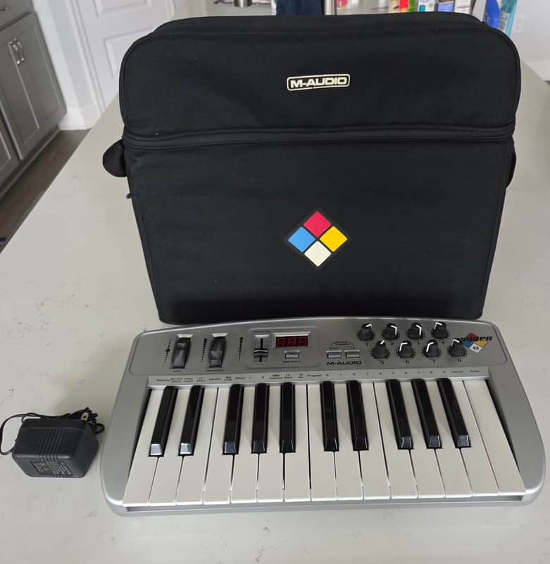 M-Audio Oxygen 8 25-Key MIDI Controller Keyboard 2002 - 2005 - Silver image 1