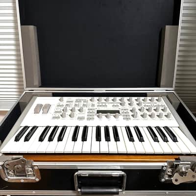 Access Virus TI Polar 37-Key Digital Synthesizer 2000s - White
