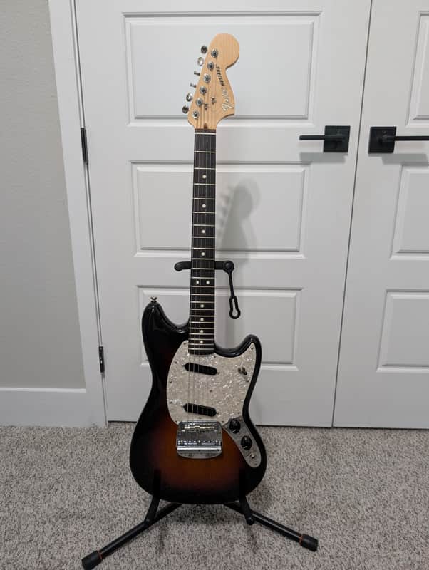 Fender American Performer Mustang. Rosewood Fretboard. 3-Tone Sunburst