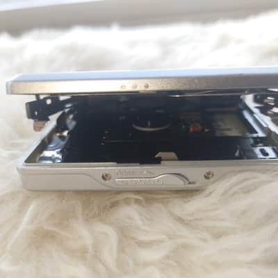Rare Emotional sound Victor XM C17 Portable MD Player MDLP silver with silver remote Minidisc Walkman image 2
