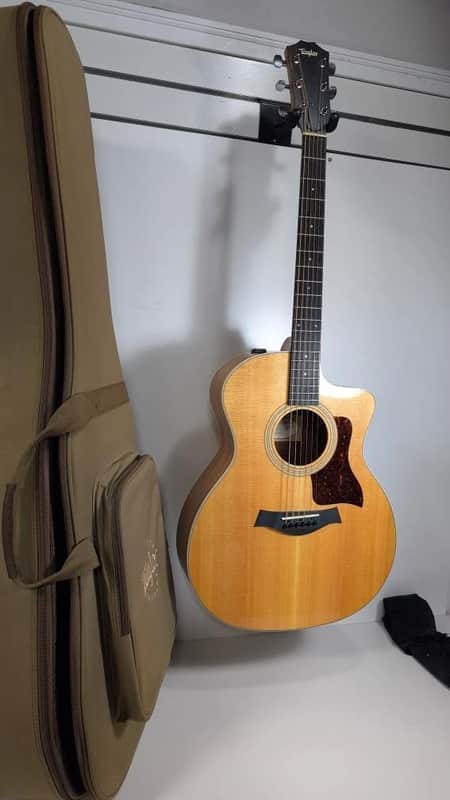 Taylor 214ce-N 2021 - Natural image 1