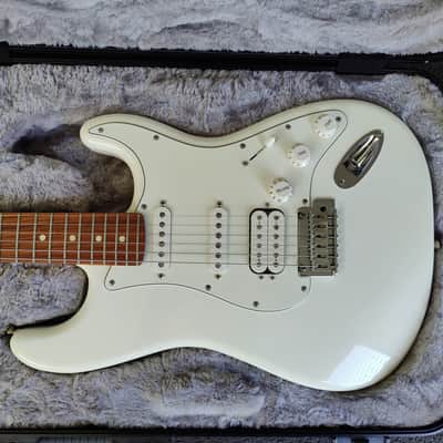 Fender Player Stratocaster HSS with Pau Ferro Fretboard - Polar White image 10