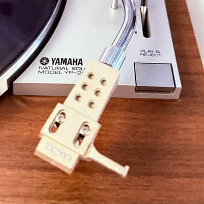 ✨✨ Yamaha YP-211 Vintage Belt-Drive Turntable – Woodgrain Plinth, S-Shaped Tonearm, Smoked Dust Cover, Tested – BVA image 10