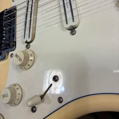 Fender American Standard Stratocaster with Maple Fretboard 1996 - 1997 - Vintage White image 5