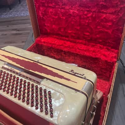 Regent Accordion Unknown (probably 1950"s) - White image 8