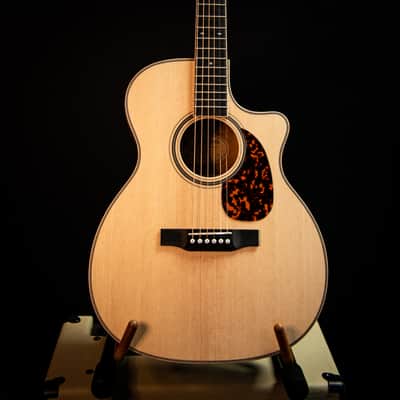 Larrivée OMV-40 with Mahogany, Sitka Spruce & L.R. Baggs Stagepro Element Pickup image 2
