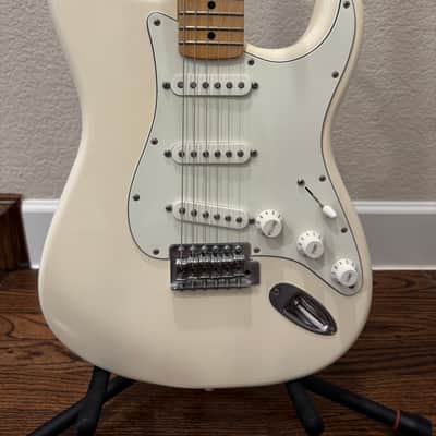 Fender Standard Stratocaster with Maple Fretboard 2011 - 2014 - White image 2