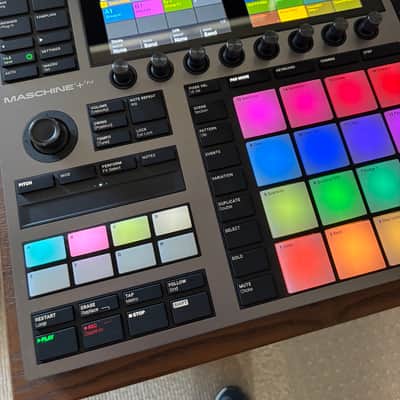 Native Instruments Maschine Plus 2020 - Present - Black image 2