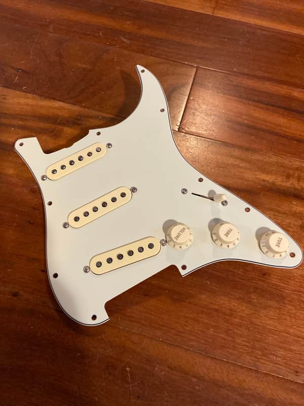 Fender Player Strat Stratocaster Hot 8K Alnico 5 Pickups Aged White/Green '62 Pickguard image 1
