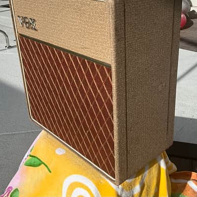 Vox AC-10 2-Channel 10-Watt 1x10" Guitar Combo 1961 - 1963 - Fawn image 4