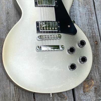 MASTER CERTIFIED: 2012 Gibson Les Paul Studio – Silver Metallic – Pro Setup – $1499 USD | FREE SHIPPING image 4