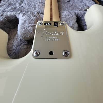 Fender American Professional Stratocaster with Maple Fretboard 2017 - 2019 - Olympic White image 6
