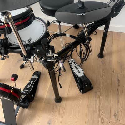Very Clean Alesis Crimson II SE, Complete with DW Throne & Pedal ! image 4