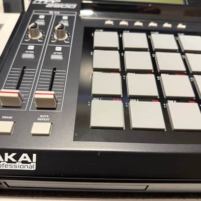 Akai MPC2500 with XL LCD Screen and paid JJOS image 11