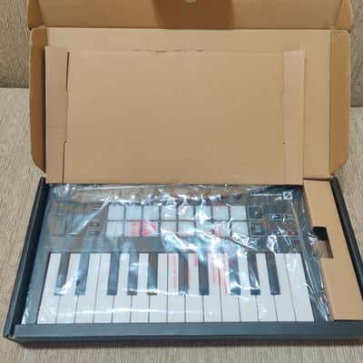 Novation Launchkey Mini MKIII MIDI Keyboard Controller 2019 - Present - Black image 2