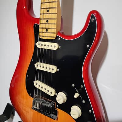 Fender American Ultra Luxe Stratocaster 2021 - 2024 - Plasma Red Burst image 7