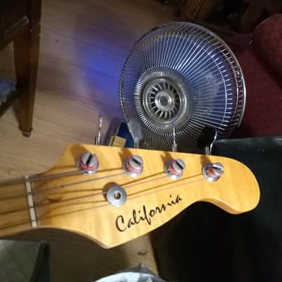 California P bass 90's - Red image 7