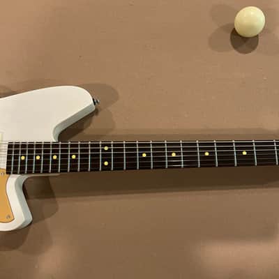 Reverend  Descent W Barotone 2025 - Trans White with case image 15