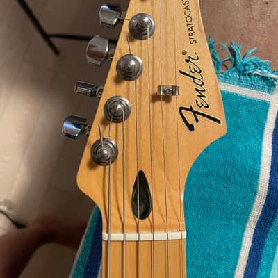 Fender Standard Stratocaster with Maple Fretboard 2006 - 2017 - Arctic White image 2