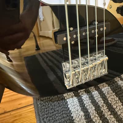 Squier Affinity Jazz Bass with Maple Fretboard 2021 - Present - Black image 9