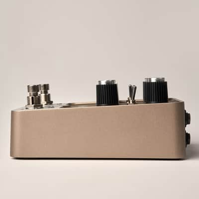 Universal Audio GOLDEN Reverberator Stereo Effects Pedal image 6