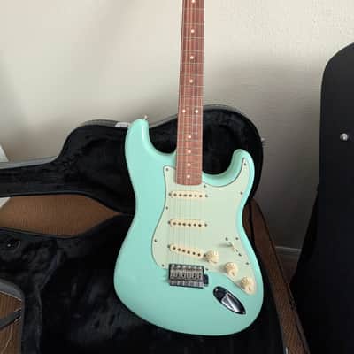Fender Vintera '60s Stratocaster with Pau Ferro Fretboard 2019  Surf Green image 15
