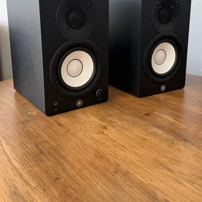 Yamaha HS4 4.5” Powered Studio Monitors Pair – Black – Excellent Condition + Box image 2
