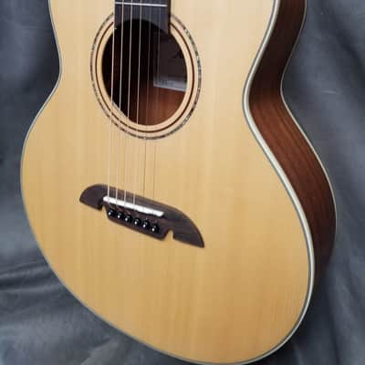Alvarez LJ2E Artist Series Little Jumbo with Electronics Natural image 2
